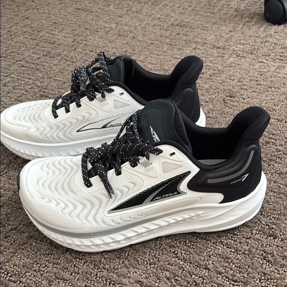 Altra women’s Torin 7 White and Black Running Shoes